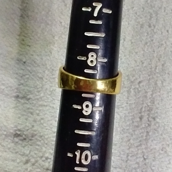 Goldtone red ♥️ crystal 🔮 ring sz.8.5 - Picture 2 of 3